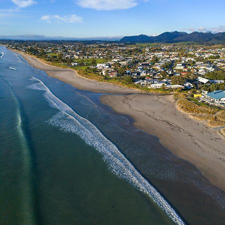 Tasman Holiday Parks - Waihi Beach Buitenkant foto Aerial view of the beach at Waikuku
